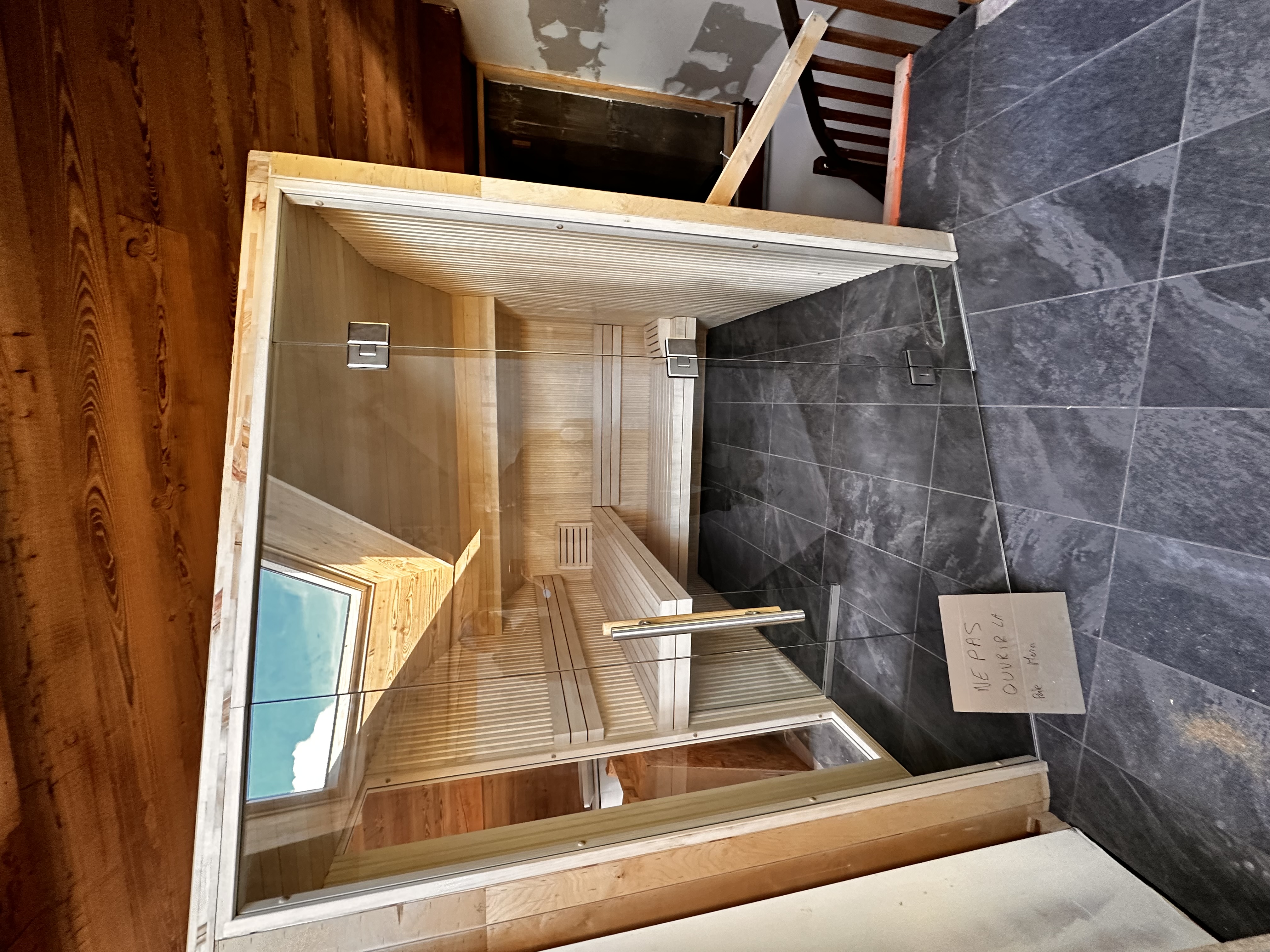 Sauna%20int%c3%a9rieur%20sur%20mesure%20en%20sous%20pente