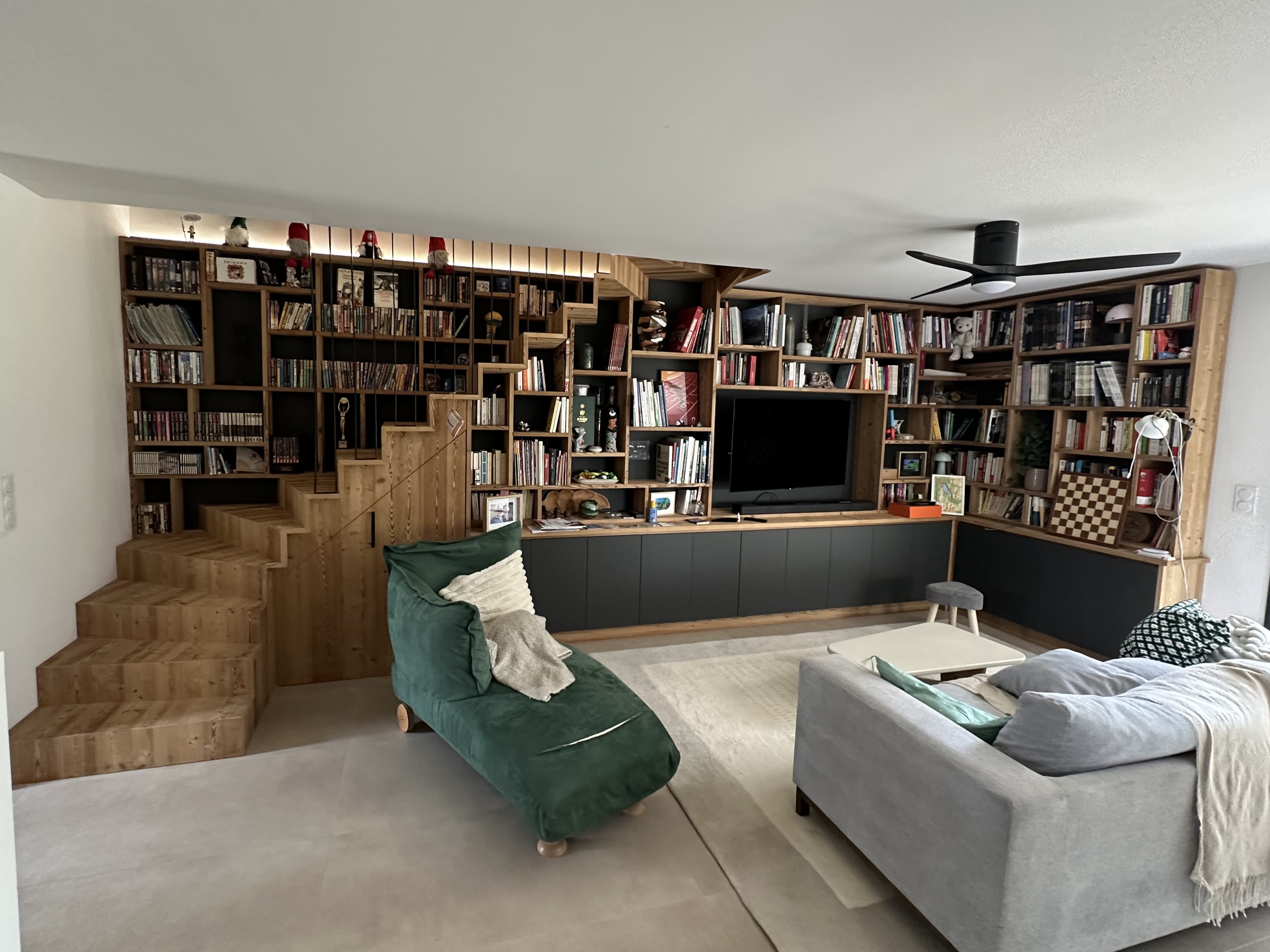 Biblioth%c3%a8que%20en%20l%20et%20escalier%20en%20bois%20sur%20mesure%20%c3%a0%20brian%c3%a7on